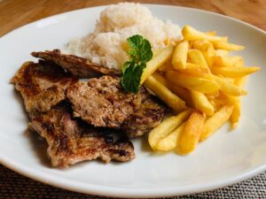 Bife com arroz e fritas