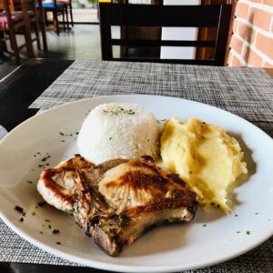 Bisteca com arroz branco e purê