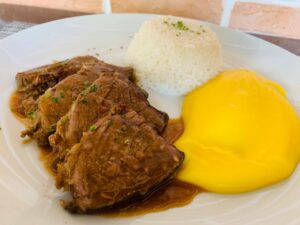 Carne Assada ao molho madeira, com arroz e purê de mandioquinha