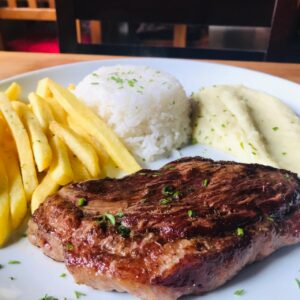 Contra com arroz, purê e fritas