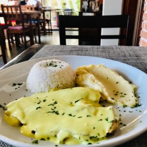 Filé de Frango ao molho Mostarda com arroz e purê