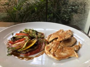 Filé de frango com ratatouille de legumes