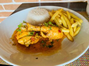 Frango ao molho, com arroz e fritas