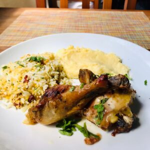 Frango assado com arroz biro biro e purê