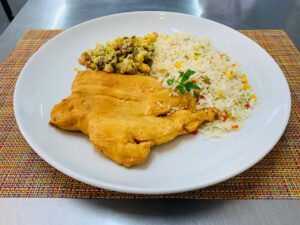 Milanesa de frango com arroz e farofa