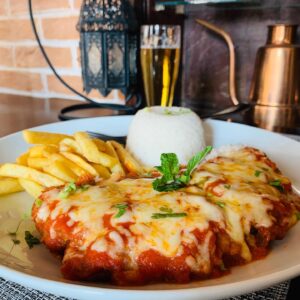 Parmegiana de carne com arroz e fritas