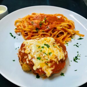 Polpetone gratinado com Fettuccine ao pomodoro