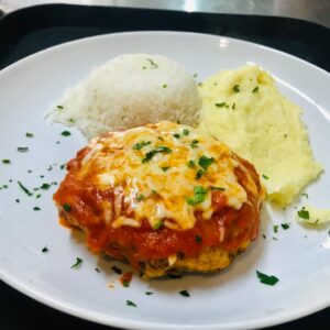 Polpetone gratinado com arroz e purê