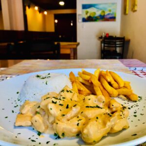 Strogonoff de frango com arroz e fritas